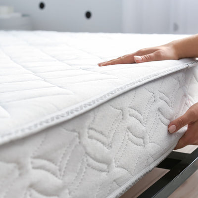 Comment empêcher un matelas de glisser sur son sommier : Solutions pratiques et efficaces